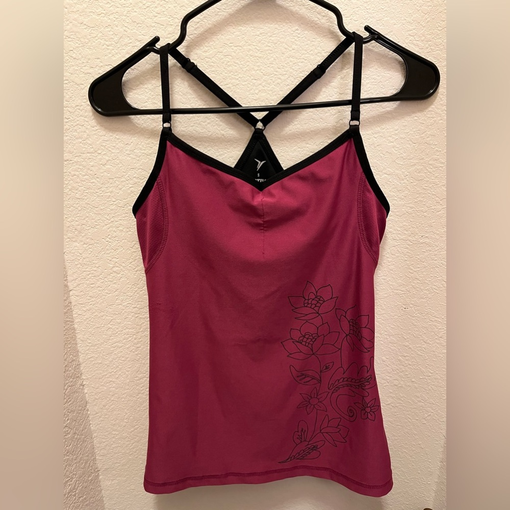 Bundle of two Old Navy Active Sports Tank Tops Racerback😍❤️